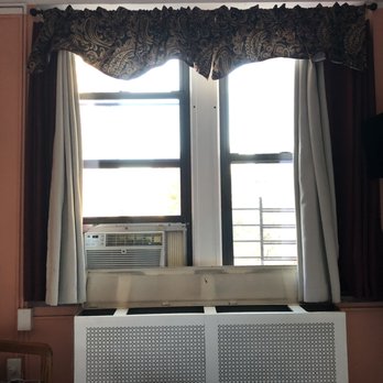 The Leo House - The heater did not work! A/C unit installed so poorly that the glass may as well not be there -- ALL THE COLD AIR CAME IN FROM THE OUTSIDE. - Bed & Breakfast Near Me - New York, New York