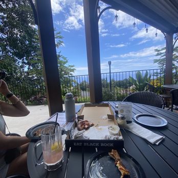 Black Rock Pizza - Captain Cook - Patio pizza drink food seating outside - Pizza Near Me - Captain Cook, Hawaii