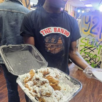 The Bando - Sampling the crack wings. Sprinkled with donut sugar - Chicken Wings Near Me - Atlanta, Georgia