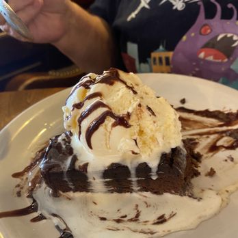 Brazen Head Irish Pub - Brownie with ice cream, 4 stars - Pubs Near Me - Omaha, Nebraska