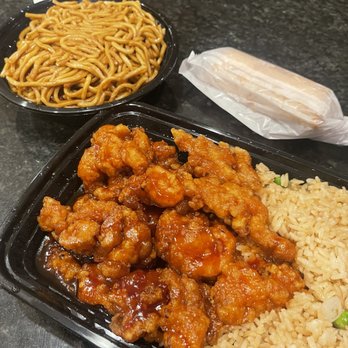 Chopstix Hibachi Asian Cuisine - General Tso's Chicken Combo Plate with a side of Lo Mein noodles. - Asian Fusion Near Me - Appleton, Wisconsin