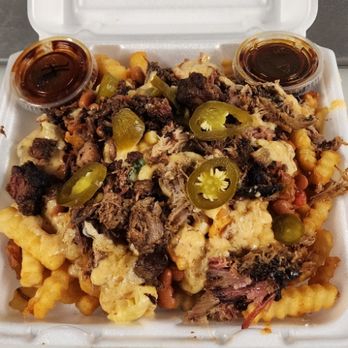 Oso's Smokehouse - Maxed out fries xtra large fries topped with mac, chili, cheese, choice of meat & jalapeños. - Barbeque Near Me Oso's Smokehouse - Maxed out fries xtra large fries topped with mac, chili, cheese, choice of meat & jalapeños. - Barbeque Near Me