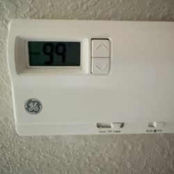 Holiday Inn Express West Jefferson - Thermostat reading 94