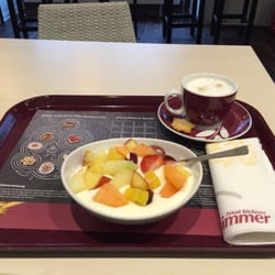Bäckerei Wimmer - Obstsalat mit Joghurt und Cappuccino