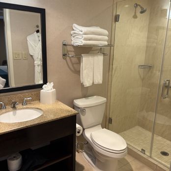Empress Hotel La Jolla - Empress La Jolla 2025 small but clean bathroom in our Superior King - Hotels Near Me - La Jolla, California