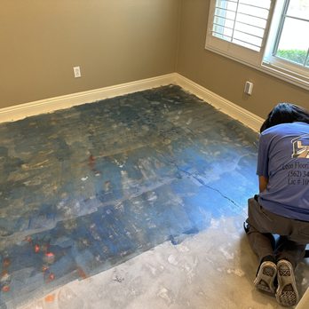 Leon Flooring Covering - Application of primer before pouring selflevel - Flooring Near Me
