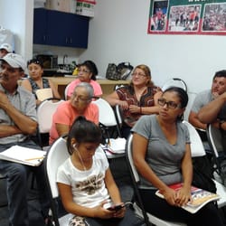 Hermandad - En clase escuchando a Jose contar su experiencia en la cita de su ciudadania