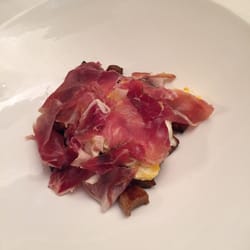 Boletas con huevos y patatas y virutas de jamon delicioso plato