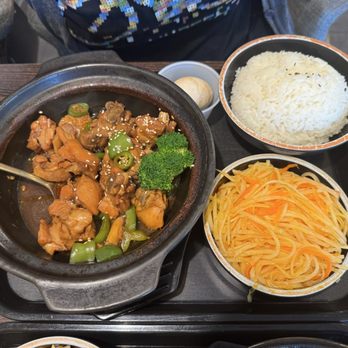 Ikka Sizzling Pot - 多汁无骨鸡肉煲套餐 / Yellow Braised Chicken (Bone) Combo - Chinese Near Me - Arcadia, California Ikka Sizzling Pot - 多汁无骨鸡肉煲套餐 / Yellow Braised Chicken (Bone) Combo - Chinese Near Me - Arcadia, California