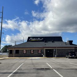 Pizza Hut - Pizza Hut storefront in Geneva, Alabama