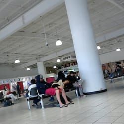 Aeropuerto Internacional de Cancún - Terminal 1 - Recuerda que en el aeropuerto puedes comprar los últimos souvenirs y para los extranjeros en su país les regresan los taxes!