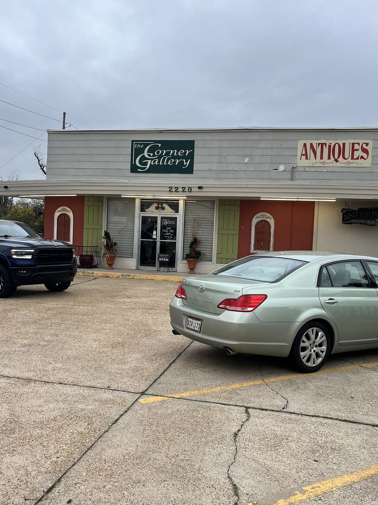 THE CORNER GALLERY Updated August 2024 220 Ryan Street, Lake