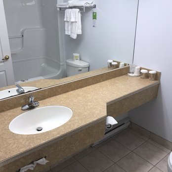 Days Inn - Bathroom - Hotels Near Me - Edmundston, New Brunswick Days Inn - Bathroom - Hotels Near Me - Edmundston, New Brunswick