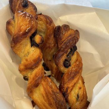 Paris Baguette - Mini twist chocolate chips sticks I wish I had more chocolate chips and more crunchy! - Bakeries Near Me - Falls Church, Virginia Paris Baguette - Mini twist chocolate chips sticks I wish I had more chocolate chips and more crunchy! - Bakeries Near Me - Falls Church, Virginia