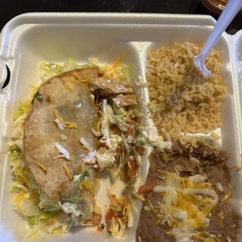 Los Sombreros Restarant - Shredded beef hard shell tacos - Mexican Near Me - Compton, California