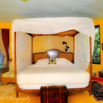 Ma'ukele Lodge - Hawaiian Suite King sized Bed ( one of three beds) - Bed & Breakfast Near Me - Pahoa, Hawaii Ma'ukele Lodge - Hawaiian Suite King sized Bed ( one of three beds) - Bed & Breakfast Near Me - Pahoa, Hawaii