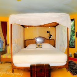 Ma'ukele Lodge - Hawaiian Suite King sized Bed ( one of three beds)