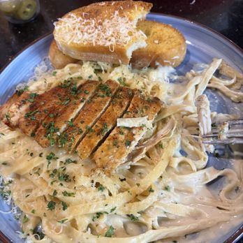 AWSOM Wings Pizza & Burgers - This was my chicken Alfredo with my garlic bread so rich and creamy I love it saucy!! It was perfect - Chicken Wings Near Me - Montebello, California