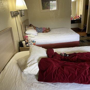 Red Carpet Inn - The beds she said my daughter peed on - Hotels Near Me - North Chicago, Illinois Red Carpet Inn - The beds she said my daughter peed on - Hotels Near Me - North Chicago, Illinois