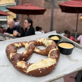BaseLine Tap House - Lounges Near Me - Lake Buena Vista, Florida