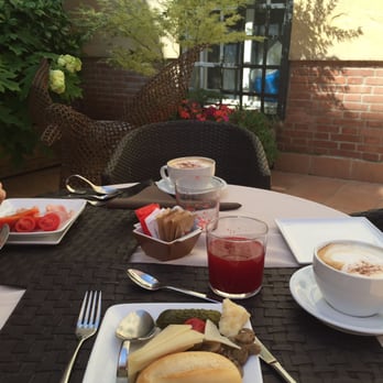 Le Isole - Breakfast in the courtyard - Hotels Near Me - Venezia, VE