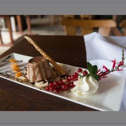 Zum Schaukelpferd - Schokopannacotta mit frischen Früchten