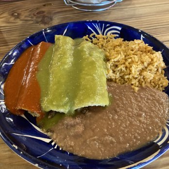 Casa Jacaranda - Cocina Mexicana Mansfield TX - One cheese enchilada with red sauce and two beef with spicy green sauce - Mexican Near Me - Mansfield, Texas Casa Jacaranda - Cocina Mexicana Mansfield TX - One cheese enchilada with red sauce and two beef with spicy green sauce - Mexican Near Me - Mansfield, Texas