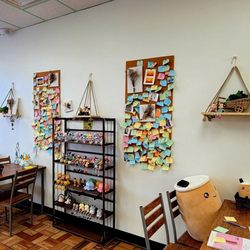 Blossom Juicy Bar - Seating and inspirational post it's!