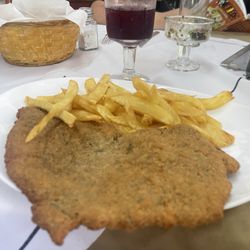 El Bodegon - Milanesa with fries