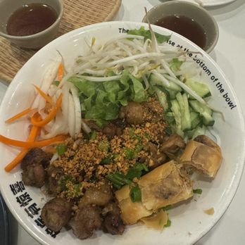 Ocean Grill & Bar - B4. Bn tht nuong cha gi - Grilled pork and eggrolls Noodle bowl - Vietnamese Near Me - Chicago, Illinois Ocean Grill & Bar - B4. Bn tht nuong cha gi - Grilled pork and eggrolls Noodle bowl - Vietnamese Near Me - Chicago, Illinois