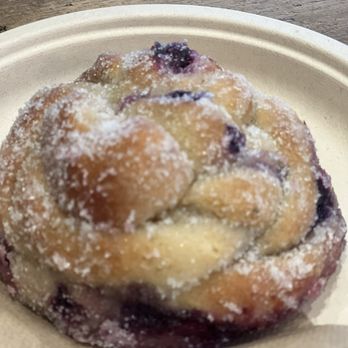 The Milkman - Blueberry sweet treat - Cafes Near Me - Edinburgh, EDH