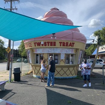Twistee Treat - people standing in front of an ice cream shop - Ice Cream & Frozen Yogurt Near Me - Philadelphia, Pennsylvania Twistee Treat - people standing in front of an ice cream shop - Ice Cream & Frozen Yogurt Near Me - Philadelphia, Pennsylvania