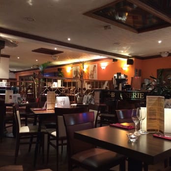 Stables Bar & Restaurant - The ambience. Quiet at 6pm on a Monday - Wine Bars Near Me - Balloch, WDU