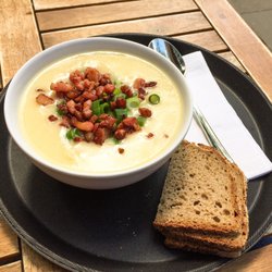 Souperia Ottensen - Spargelcreme Suppe mit frisch gebratenem leckerem Bacon