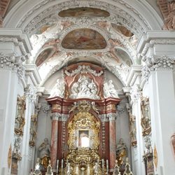 Wallfahrtskirche Maria Hilf - Hauptaltar und Stuckdecke