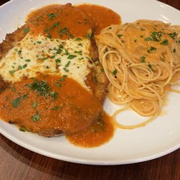 Chicken parmigiana with spaghetti in pink sauce Chicken parmigiana with spaghetti in pink sauce