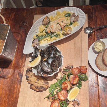 Rodney's Oyster House - Seafood Near Me - Toronto, Ontario