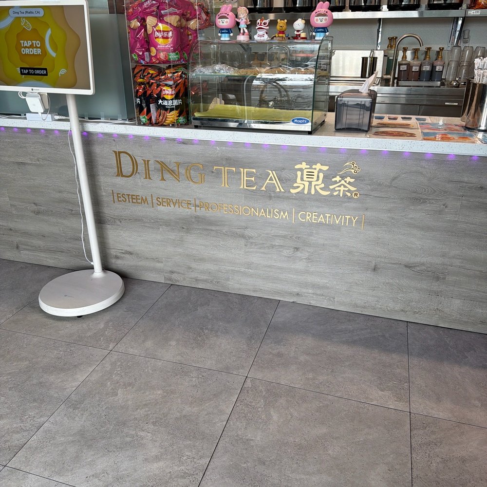 Ding Tea Ordered the Rainbow Milktea with Golden boba