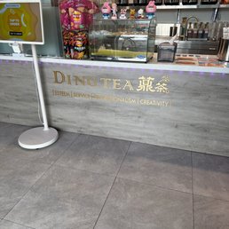 Ding Tea Ordered the Rainbow Milktea with Golden boba