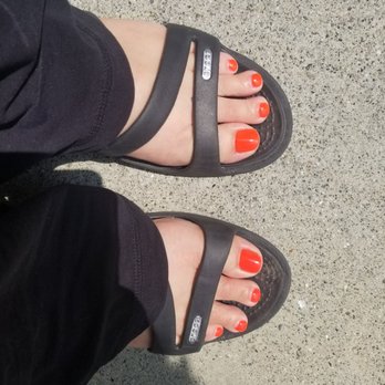 Nails On Cass St - Toes done same day, gel manicure 1 week old - Nail Salons Near Me - Monterey, California Nails On Cass St - Toes done same day, gel manicure 1 week old - Nail Salons Near Me - Monterey, California