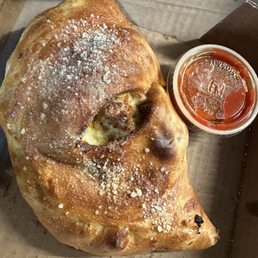 Never disappointed in the food I get. Meatball calzone and honey bbq wings. Worth the drive from Scottsdale.