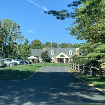 Mulligans Pub On The Green - Bars Near Me - Fairfax, Virginia