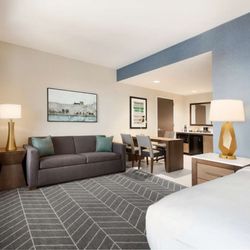 Embassy Suites by Hilton Wilmington Riverfront - Guest room