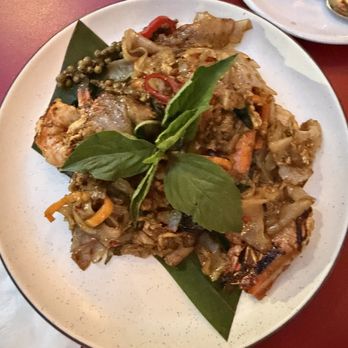 LumLum  - Drunken noodles - Thai Near Me - New York, New York