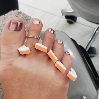 M Nails Boutique - Daisy did my chrome pedicure she took her time - Nail Salons Near Me - Schaumburg, Illinois