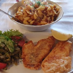 Alte Garage - Gebratenes Rotbarschfilet mit Bratkartoffeln (3 Portionen in der Schale) und Salat