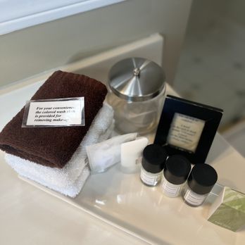 1801 First Inn - Bathroom amenities - Bed & Breakfast Near Me - Napa, California