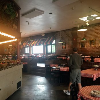 Gianni's Pizza - The interiors - Italian Near Me - Monterey, California