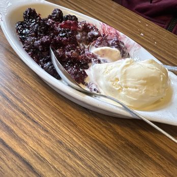 Traylor's Restaurant - Berry Cobbler and Ice Cream - American Near Me - Port Angeles, Washington