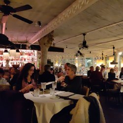 Olivia Trattoria - Ambiance à la terrasse couverte. Même l'arbre s'y trouve bien !